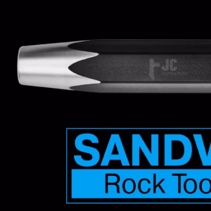 barra conica sandvik, hex22 serie11, acero color negro mate, con protector plastico azul Sandvik tanto en la espiga como en el cono de la pieza, vista del cuerpo, foto estudio